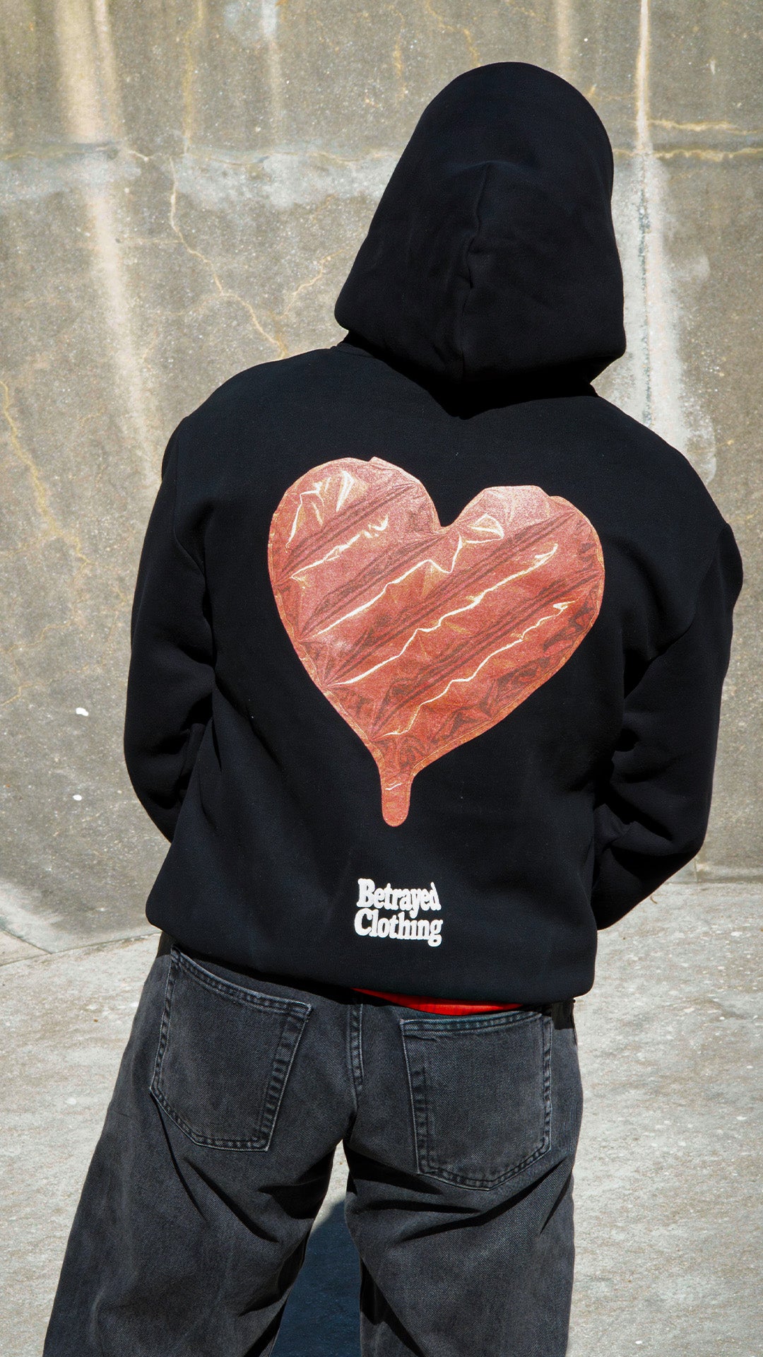 Streetwear outfit con hoodie negro oversize y detalle