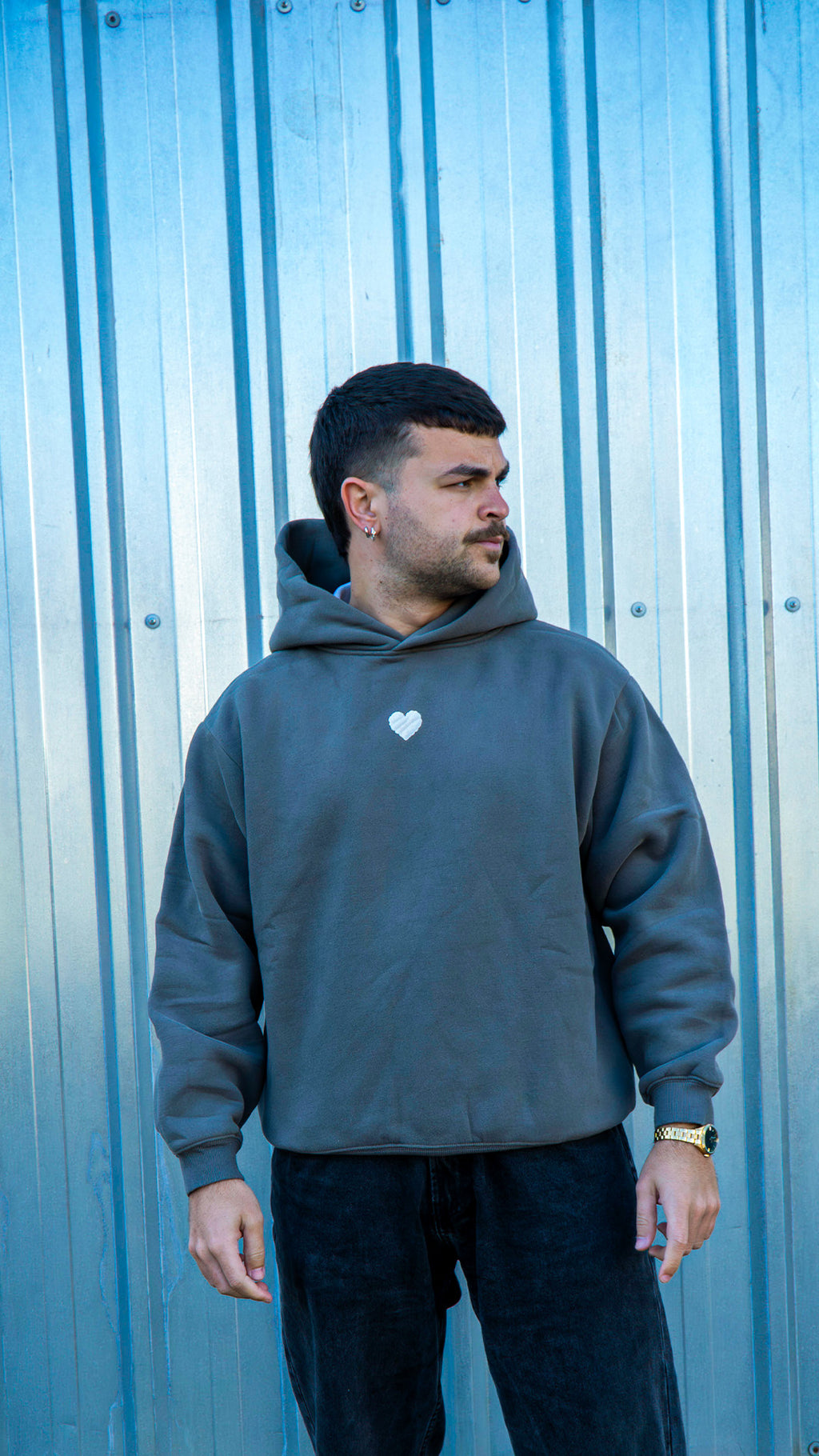 Outfit streetwear con hoodie gris oscuro oversize unisex de la marca Betrayed.